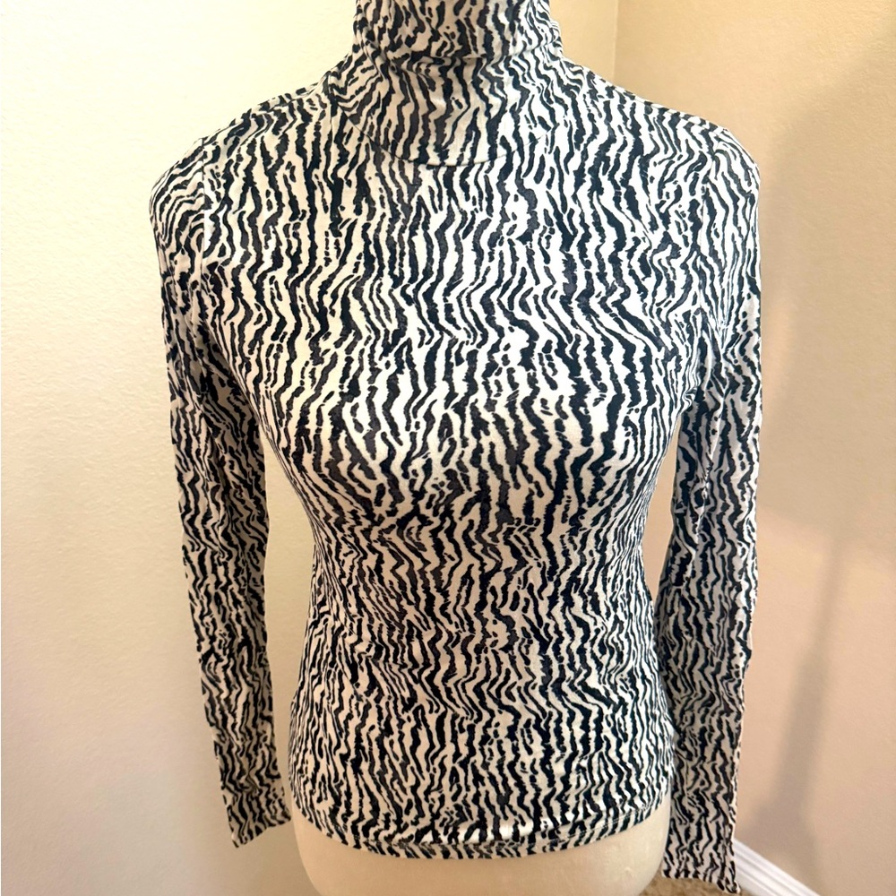 Fitted mock neck.
